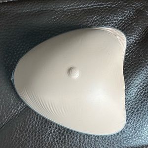 Amoena breast prosthetic, sz 3, energy light 2U